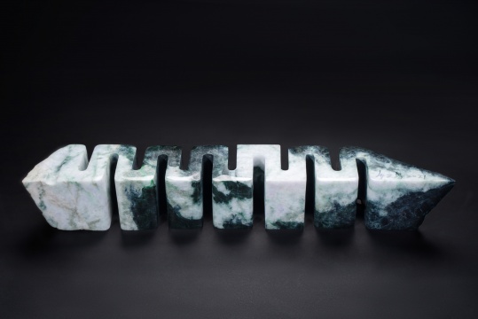 《首尾》 翡翠 8.2x52.5x8cm 6600g 2021 《首尾》 翡翠 8.2x52.5x8cm 6600g 2021