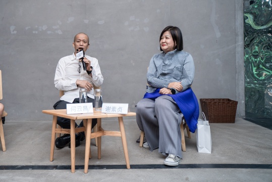 艺术家何云昌和策展人谢素贞在媒体发布会现场(摄影:杨丽) 艺术家何云昌和策展人谢素贞在媒体发布会现场(摄影:杨丽)