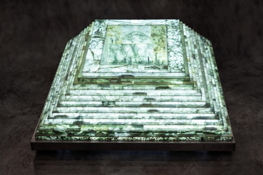 《坠星殿》 翡翠、亚克力、不锈钢 52x194x162cm 2021 《坠星殿》 翡翠、亚克力、不锈钢 52x194x162cm 2021