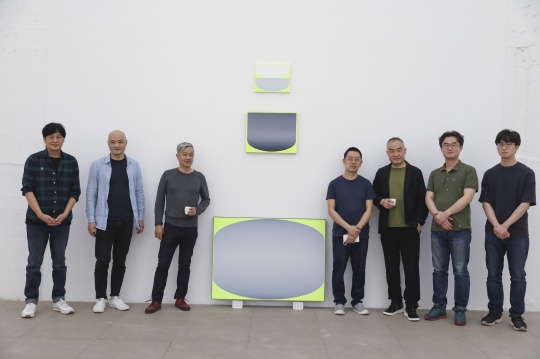 艺术家马树青、王光乐、陈文骥、洪浩,孙永增馆长,策展人李章旭,策展助理李东柱 艺术家马树青、王光乐、陈文骥、洪浩,孙永增馆长,策展人李章旭,策展助理李东柱