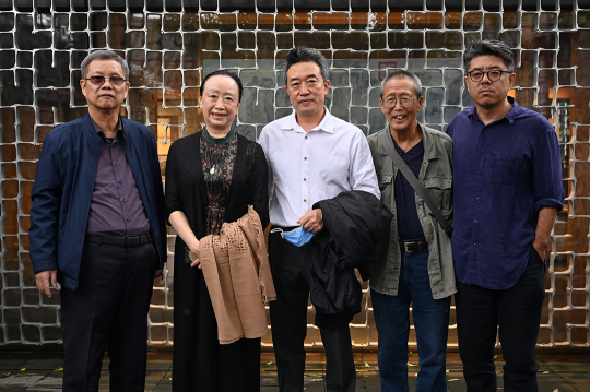 王明贤与众专家学者合影 王明贤与众专家学者合影