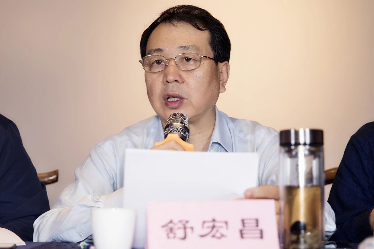 西安市美协副主席舒宏昌同志宣读《中国文艺工作者职业道德公约》