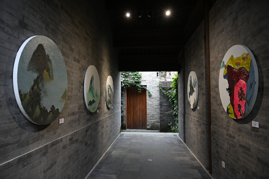 展示在门洞中的小幅油画 展示在门洞中的小幅油画