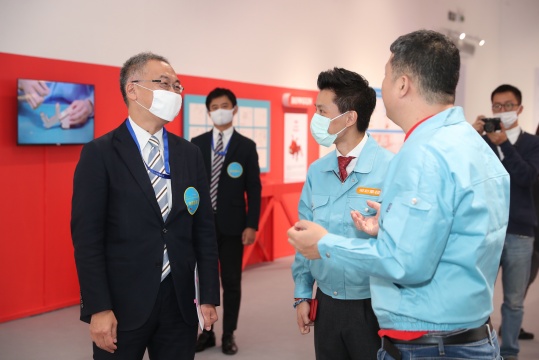 日本驻华大使馆特命全权公使志水史雄先生 参观展览现场 日本驻华大使馆特命全权公使志水史雄先生 参观展览现场