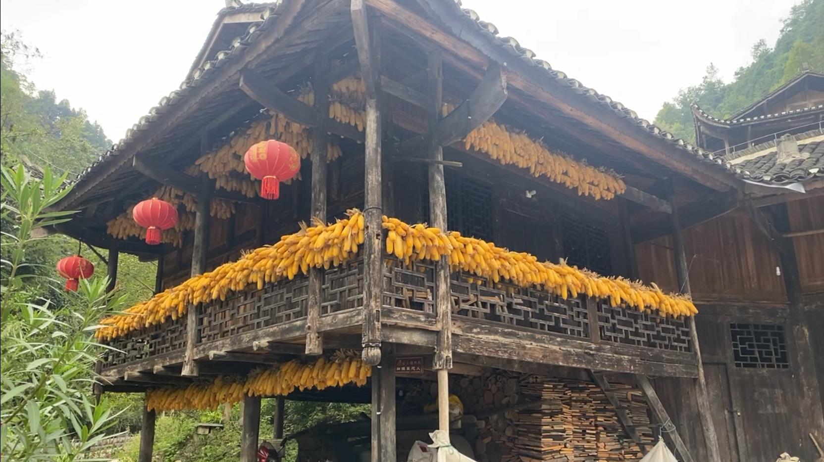 吊脚楼上的红火生活
