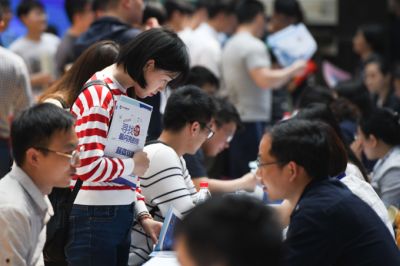 事业单位不得限制毕业大学生，破除“唯识”论，却很少有人看好