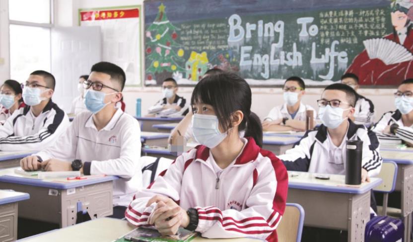 湖南一中学生冲上讲台，连续挥拳击打女老师，父母能说没责任吗？