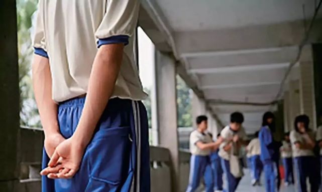 湖南一中学男生冲上讲台暴力殴打女老师，如何看待此事