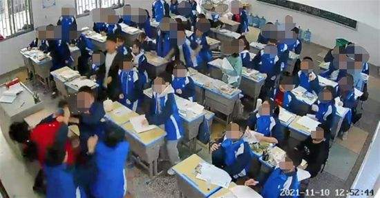 中学生冲上讲台拳打女老师！疑因老师拖堂过饭点男生饥饿难忍所致