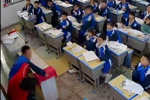湖南一中学生冲上讲台殴打女老师，当地：正在处理