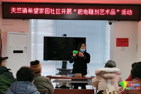 雕刻文化进社区 北京顺义区开展“肥皂雕刻艺术品”体验活动