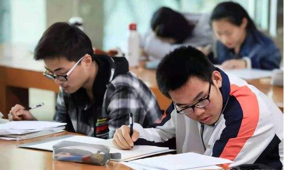 老师直言：初中生不要碰以下六件事，否则很难考上重点高中