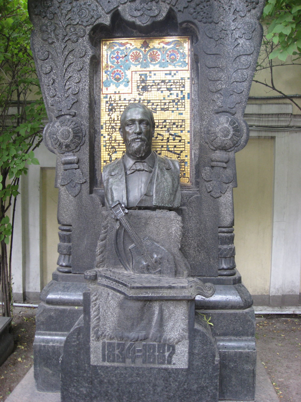Photo of Borodin’s tomb at Tikhvin Cemetery. The musical notes in the background depict themes from some of his most famous musical works. Dolly442/Wikimedia Commons (CC BY-SA 3.0)