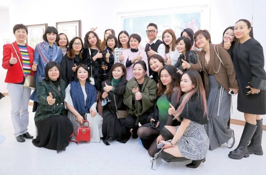 展览到贺者众，宾主合影留念 
