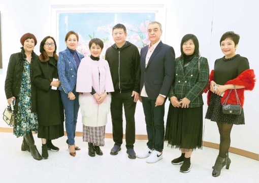 中国著名当代艺术家周春芽（右四）与到贺嘉宾合影 