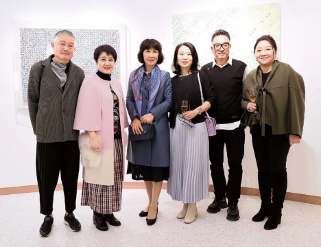 立法议员梁安琪、中联办经济部副部长朱宏（左二、三）、Humarish Club创始人及首席艺术总监华雨舟（右二）等合影 