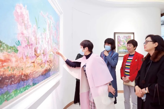 梁安琪引领到贺者参观展览 