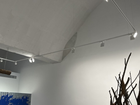 三位艺术家的作品,爬上星空间的角落、前台和木梁之下 三位艺术家的作品,爬上星空间的角落、前台和木梁之下