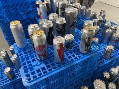 三位艺术家的作品,爬上星空间的角落、前台和木梁之下 三位艺术家的作品,爬上星空间的角落、前台和木梁之下