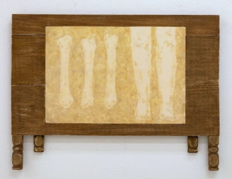 城蛍《静谧之桌》 45.3×60.8×3cm 木，画布，油画颜料 2021 