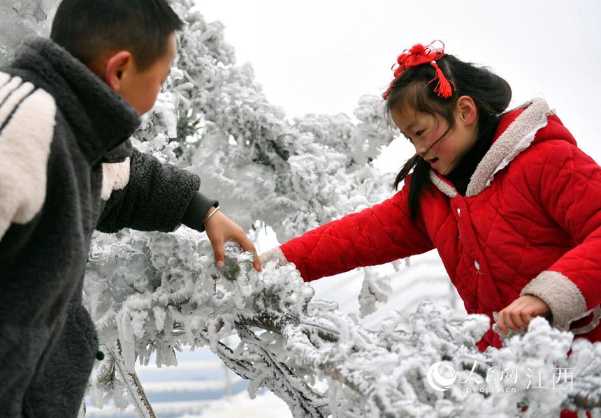 尽管天气寒冷，但依旧挡不住孩子们玩冰雪。 人民网 时雨摄
