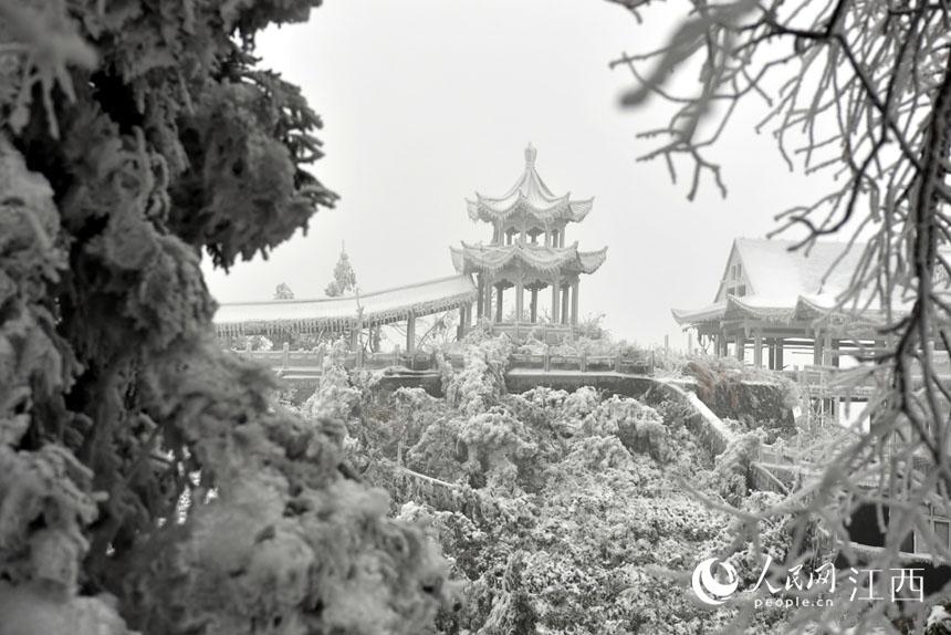 梅岭天净湖被冰雪包裹，银装素裹、美不胜收。 人民网 时雨摄