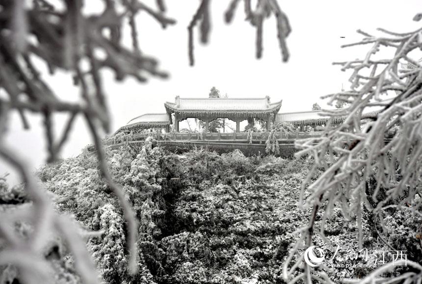 梅岭天净湖被冰雪包裹，银装素裹、美不胜收。 人民网 时雨摄