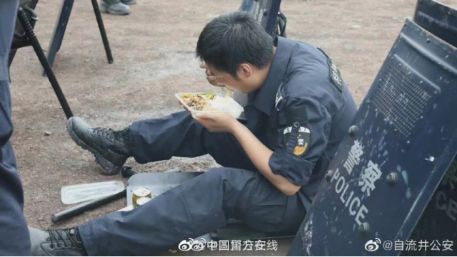 中国可以没有星巴克，但不能没有人民警察