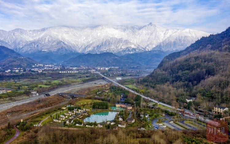 （中首）抬头见雪山 航拍奇峰逸景湔江河谷