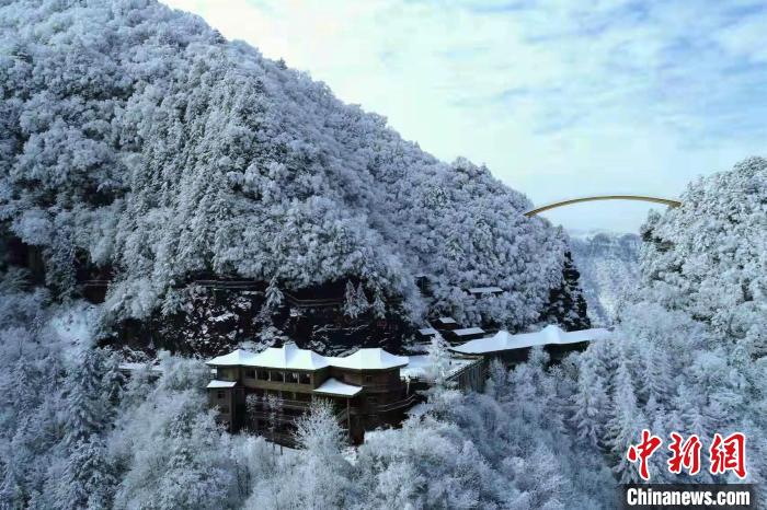 雪后神农架天燕景区如一幅水墨丹青。 邓丽 摄