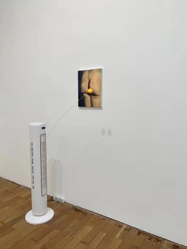 梁姝妮《焚烧后松软的玉米田》画面部分:30×40cm 布面油画、风扇、乒乓球 2021 梁姝妮《焚烧后松软的玉米田》画面部分:30×40cm 布面油画、风扇、乒乓球 2021