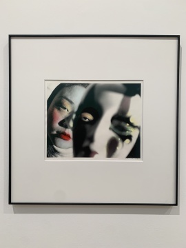 陈可《面具》20寸 手工上色黑白照片 底片:2001-2002 制作:2008 陈可《面具》20寸 手工上色黑白照片 底片:2001-2002 制作:2008
