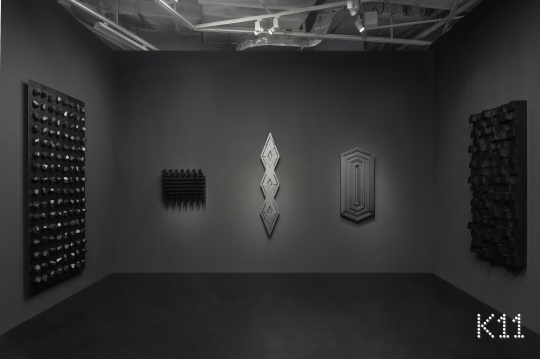 《单面拼接》400 x 570 x 800cm 地板木,围墙护栏,工具把手,档案架,门,木梯,叉车卡盘,工作台,墙板 2020-2022 《单面拼接》400 x 570 x 800cm 地板木,围墙护栏,工具把手,档案架,门,木梯,叉车卡盘,工作台,墙板 2020-2022