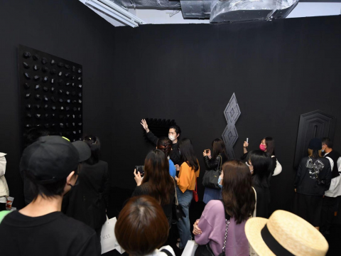 艺术家杨牧石为来宾导赏“单面拼接”展览 艺术家杨牧石为来宾导赏“单面拼接”展览