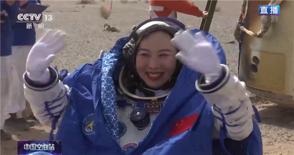 神十三航天员返回地球！王亚平出舱画面：摘星星的妈妈回来了