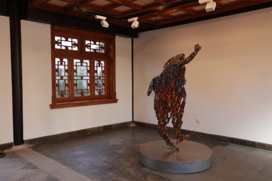 展望《隐形14#》作品:170×110×22cm 智能圆盘基座: φ100×17cm 不锈钢 2017 展望《隐形14#》作品:170×110×22cm 智能圆盘基座: φ100×17cm 不锈钢 2017