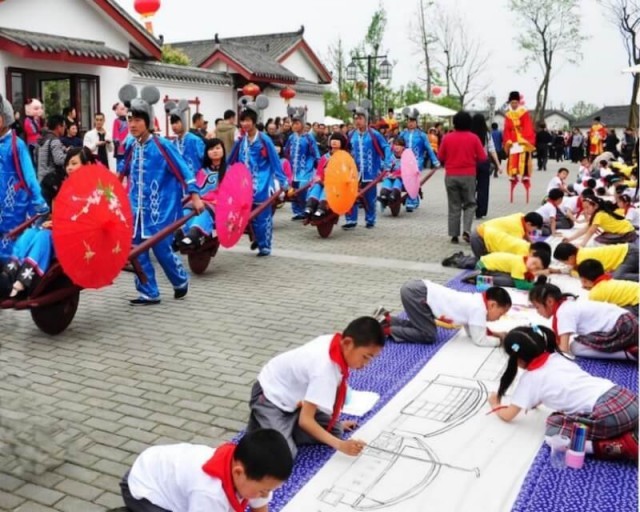 孩子们在年画村席地作画，描绘家乡美景。绵竹市委宣传部供图