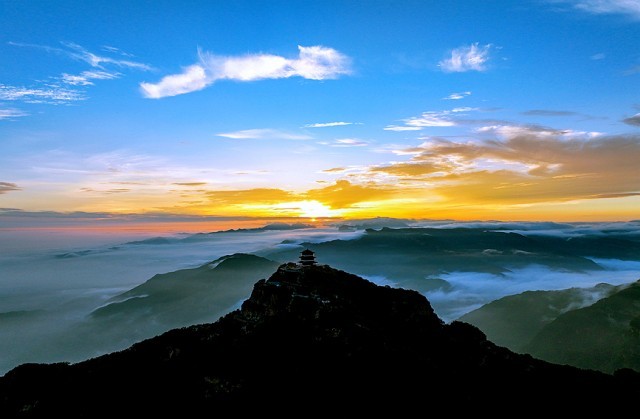 雨后王屋山，云海飘渺，美丽如画。程芳摄