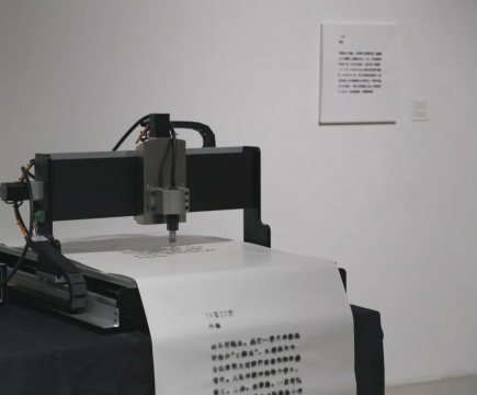 李启菁《一声叹息》 120×100×60cm 人工智能、新媒体艺术装置、影像 2021 