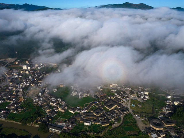 南靖县境内有大大小小土楼共15000多座，其中大型土楼1300多座，汇聚了最老、最大、最小、最高、最精美的土楼，堪称“土楼王国”。冯木波摄