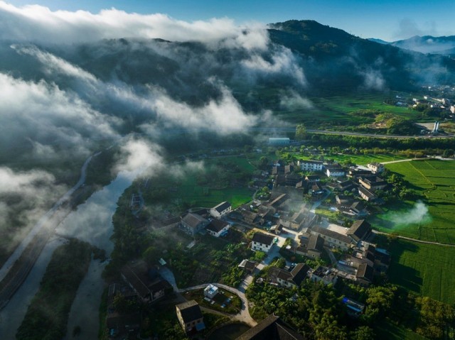 南靖县境内有大大小小土楼共15000多座，其中大型土楼1300多座，汇聚了最老、最大、最小、最高、最精美的土楼，堪称“土楼王国”。冯木波摄