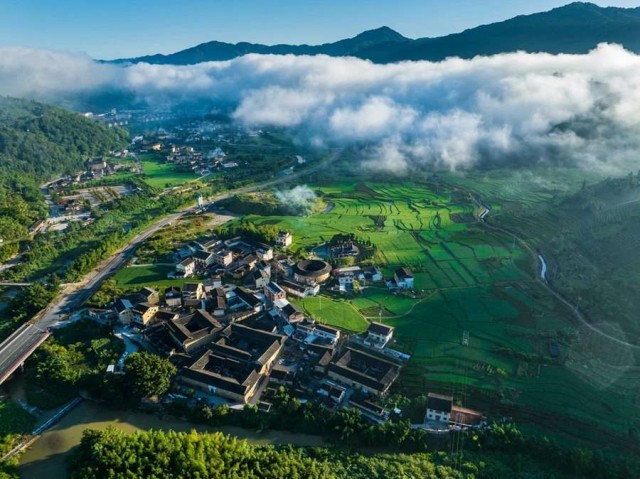 8月12日清晨，“土楼故里”福建南靖云雾缠绕，绿意盎然。冯木波摄