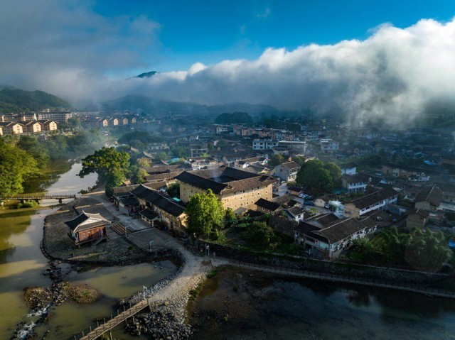 南靖县境内有大大小小土楼共15000多座，其中大型土楼1300多座，汇聚了最老、最大、最小、最高、最精美的土楼，堪称“土楼王国”。冯木波摄