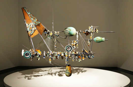《破碎中重生》270 ×85×200cm 烧制瓷土 不锈钢 铁板等 2015-2018 《破碎中重生》270 ×85×200cm 烧制瓷土 不锈钢 铁板等 2015-2018