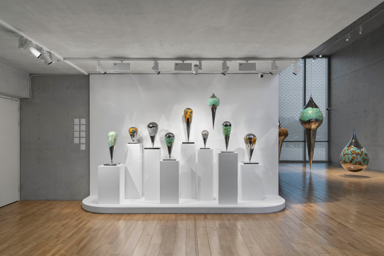 陶瓷和不锈钢的全新演绎 李鸿韦“和合共生”在龙美术馆