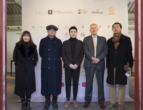 《半逻辑》个展开幕活动现场嘉宾,由左至右:金凤台代表王玫,“智慧之手”艺术总监、清华大学美术学院教授、中国工艺美术馆副馆长苏丹,艺术家韩昶,法国驻华大使罗梁(Laurent Bili),艺术8代表马伦。 《半逻辑》个展开幕活动现场嘉宾,由左至右:金凤台代表王玫,“智慧之手”艺术总监、清华大学美术学院教授、中国工艺美术馆副馆长苏丹,艺术家韩昶,法国驻华大使罗梁(Laurent Bili),艺术8代表马伦。
