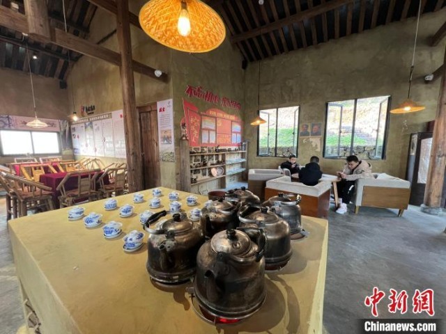 图为“归原茶馆”保留柴火灶、方桌竹椅、铜茶壶。 钟旖 摄