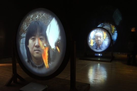 ©宋冬 宋冬,《父子照镜子》,2001,双屏录像行为装置 图片致谢宋冬和佩斯画廊 ©宋冬 宋冬,《父子照镜子》,2001,双屏录像行为装置 图片致谢宋冬和佩斯画廊