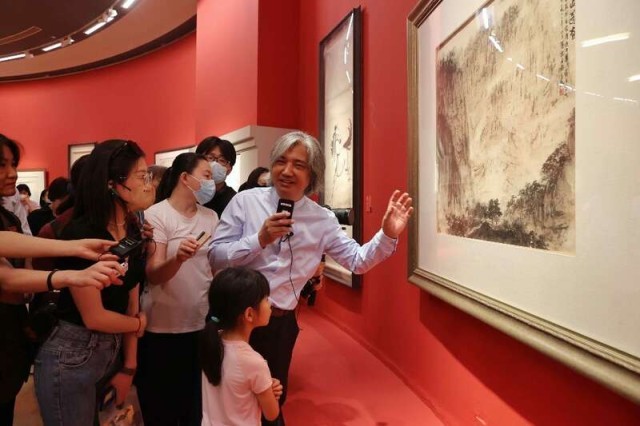 馆长变身“中国美术馆一号服务员”，带观众看展览