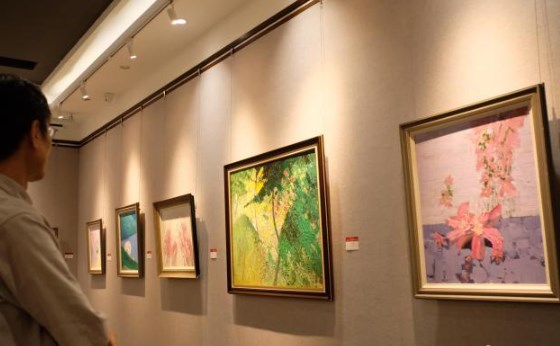 中国“洋紫荆之都”办画展 多种画法展现“粉色浪漫”